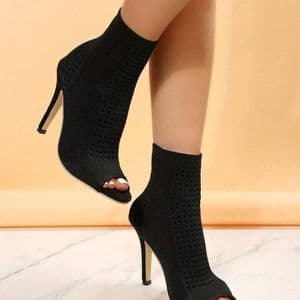 bottes-tricotees-a-bout-ouvert-pour-femmes-a-la-mode-et-nobles