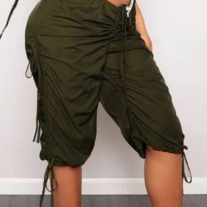 short-fronce-sur-les-cotes-avec-cordon-de-serrage