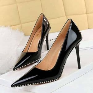 escarpins-en-cuir-verni-artificiel-a-talons-aiguilles