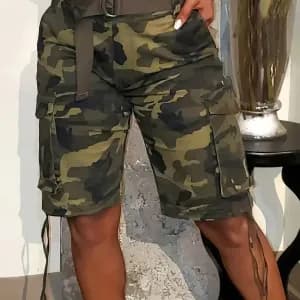 short-en-jean-a-poches-laterales-et-imprime-camouflage-short-en-jean-a