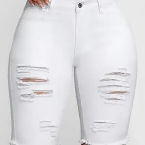 short-bermuda-en-denim-dechire-blanc-uni-pour-femme-coupe-slim-extensi