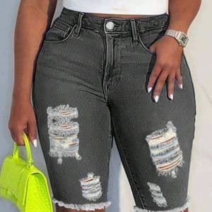 short-en-jean-dechire-a-ourlet-brut