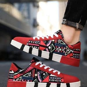 baskets-decontractees-en-toile-imprimees-avec-lettres-graffitis