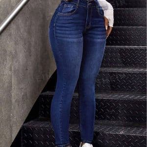 jean-decontracte-coupe-slim-pour-femme