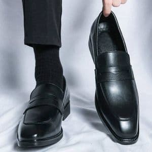mocassins-a-la-mode-et-simples-pour-hommes-avec-bout-carre-sur-le-deva