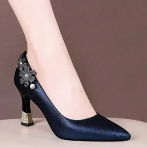 chaussures-simples-pointues-bleues-elegantes-a-talon-fin-et-bout-ouver