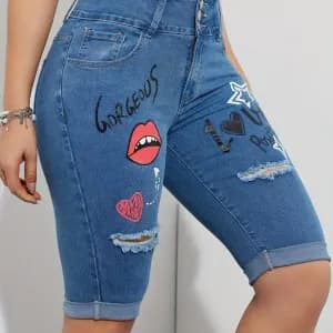 short-en-jean-dechire-avec-imprime-de-lettres-levres-coeur-etoile-stre