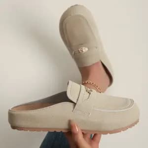 mules-beiges-a-enfiler-pour-femme-avec-boucle-decorative-metallique