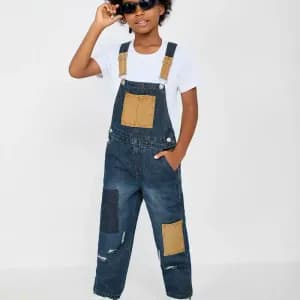 salopette-en-jean-delave-tendance-a-blocs-de-couleurs-pour-garcons-hey