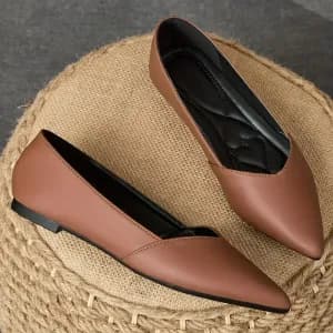 une-paire-de-chaussures-plates-pointues-et-polyvalentes-pour-femme