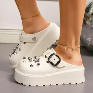 sabots-blancs-elegants-a-plateforme-pour-femme-avec-etoiles-metallique