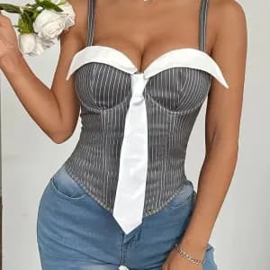 hautcorsetelegantadecolleteplongeant