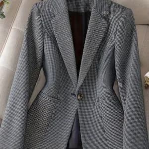 vesteblazerfemmeelegantevestedebureauavecepaulesstructurees