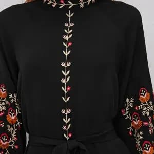 robelonguearabepourfemmeeleganterobenoireabroderiesflorales