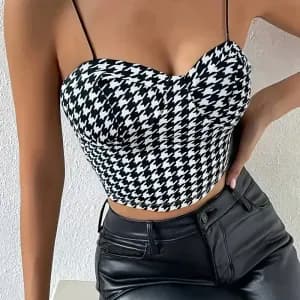 hautcorsetelegantpieddepouleaveccoussinetsinvisibles