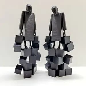 sculptureabstraitemodernehommeportantunechargelourde