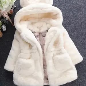 pullenfaussefourrurepourfillecollectionautomnehiver2025